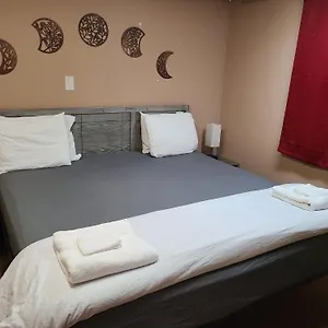 Cozy With Comfortable Beds And Fully Equipped Kitchen 15 Mins Drive From Airport, Downtown, Sait And U Of C And 80 Min Drive To Banff Guest house Calgary